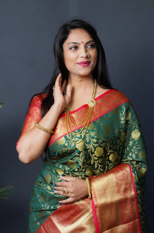 Green_Colour_Pure_Handloom_South_Kanchipuram_&_Pattu_Litchi_Silk_Saree_With_Rich_Pallu_And_Contrast_Unstiched_Blouse_Piece.
